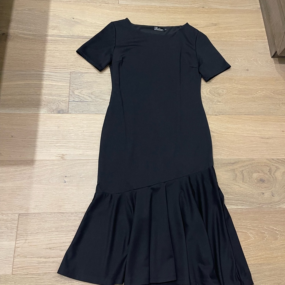 Elegant Black Midi Dress with Flared Hem